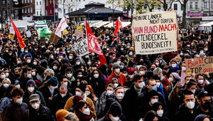 Miniatura: Niemcy: Wielotysięczny protest po wyroku TK