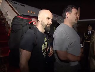 Paweł Rubcow (z lewej) na&nbsp;lotnisku w&nbsp;Rosji