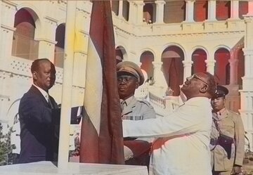 Ceremonia ogłoszenia niepodległości przez Sudan 1&nbsp;stycznia 1956&nbsp;r. Premier Ismail al-Azhari podnosi flagę Sudanu w&nbsp;obecności przyw&oacute;dcy opozycji Mohameda Ahmeda Almahjouba