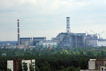 Widok na&nbsp;Czarnobylską Elektrownię Jądrową z&nbsp;dachu wieżowca w&nbsp;Prypec, 2007&nbsp;r.