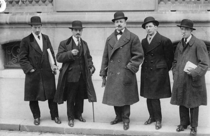 Włoscy futuryści Luigi Russolo, Carlo Carrà, Filippo Tommaso Marinetti, Umberto Boccioni i Gino Severini przed Le Figaro, Paryż, 9 lutego 1912 rok