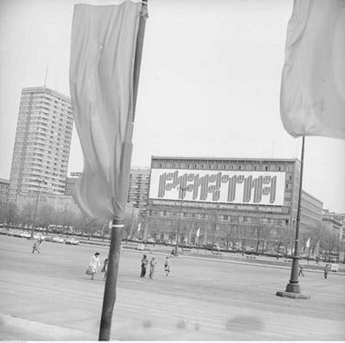 Dekoracja budynku w centrum Warszawy, Święto Pracy w 1978 roku.