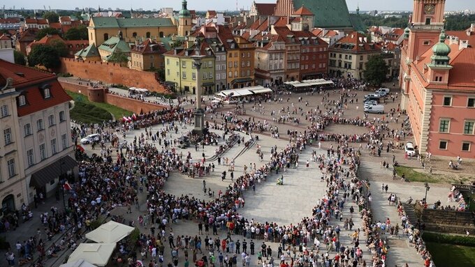 Warszawa, 01.08.2022. Symbol Polski Walczącej utworzony na Placu Zamkowym w Warszawie.