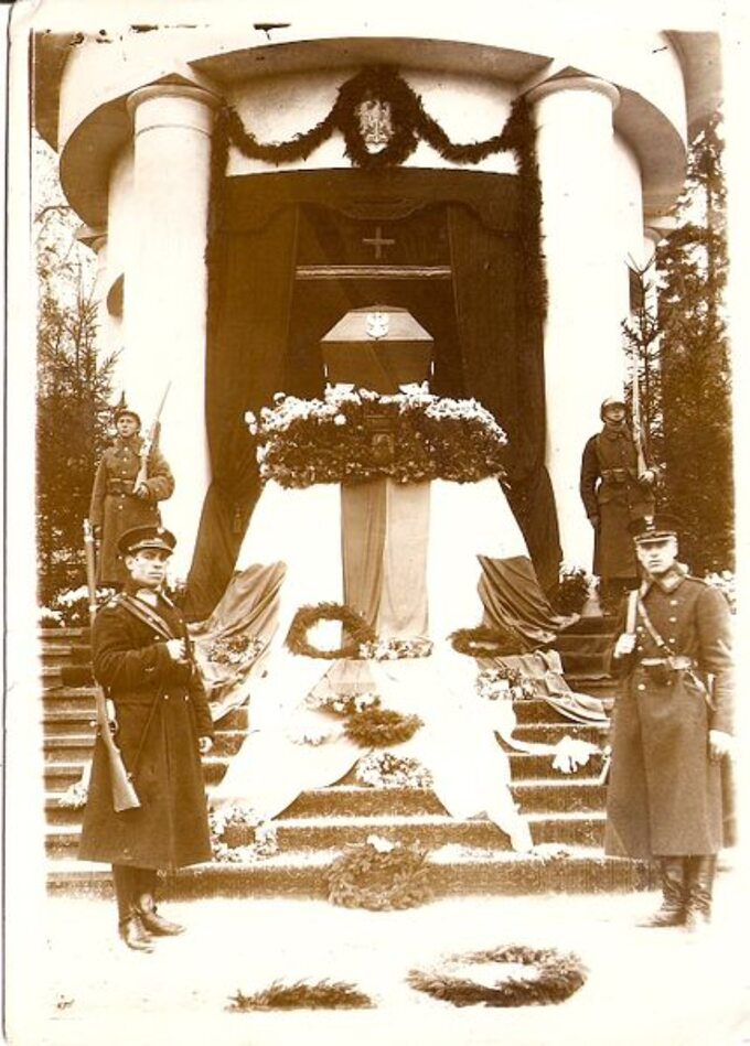 Cmentarz Orląt Lwowskich – trumna z ciałem Nieznanego Żołnierza w kaplicy cmentarnej
