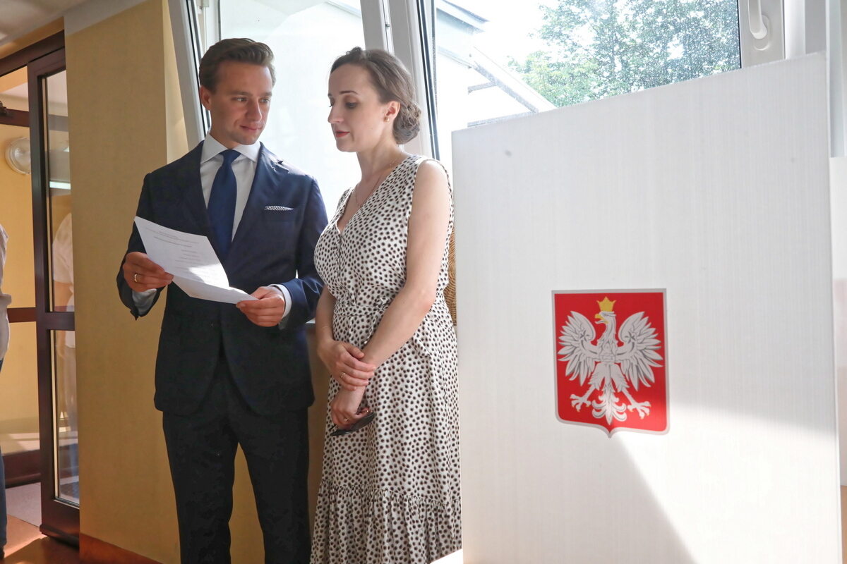 Krzysztof Bosak z żoną Kariną podczas głosowania w lokalu wyborczym w XXX LO im. Jana Śniadeckiego w Warszawie 