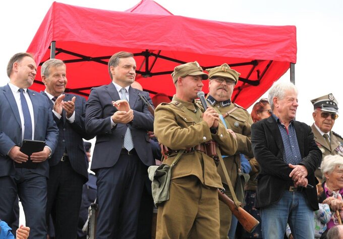 Minister Ziobro oglądał rekonstrukcje bitwy, w&nbsp;kt&oacute;rej walczył jego dziadek