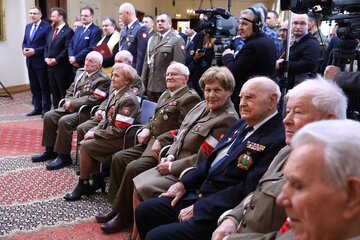Kombatanci podczas uroczystości w Kancelarii Premiera 