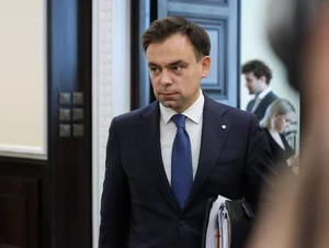 Miniatura: Domański wskazał, kiedy spadną ceny paliw...