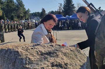Upamiętnienie Katarzyny i&nbsp;Sebastiana Kazak&oacute;w zamordowanych za&nbsp;pomoc Żydom w&nbsp;czasie okupacji niemieckiej.