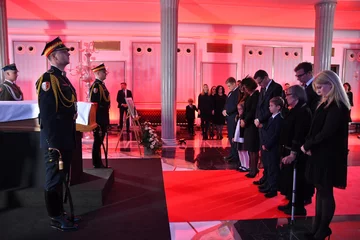 Premier Mateusz Morawiecki (4P) z matką Jadwigą Morawiecką (P), żoną Iwoną Morawiecką (5P) oraz dziećmi podczas uroczystości wniesienia do Sali Kolumnowej Sejmu trumny z ciałem marszałka seniora Kornela Morawieckiego. 