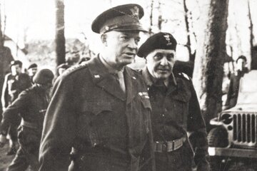 Gen. Dwight Eisenhower podczas wizytacji 1. Dywizji Pancernej. Gen. Stanisław Maczek po&nbsp;prawej.