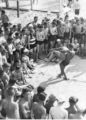 "Poniatówka" w Warszawie Zapasy na plaży, lata 30.