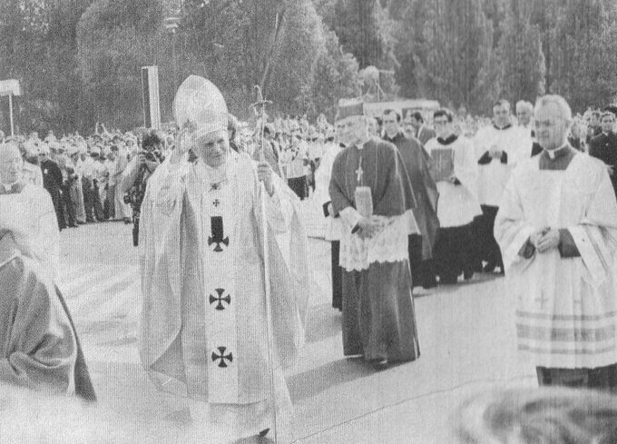 Papież Jan Paweł II i kardynał Stefan Wyszyński w drodze na plac Zwycięstwa w Warszawie, 2 czerwca 1979