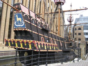 Golden Hind był galeonem dowodzonym przez Francisa Drake'a podczas jego podr&oacute;ży dookoła świata w&nbsp;latach 1577-1580