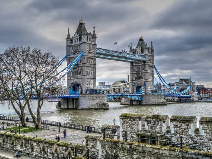 Tower Bridge widziany z twierdzy Tower