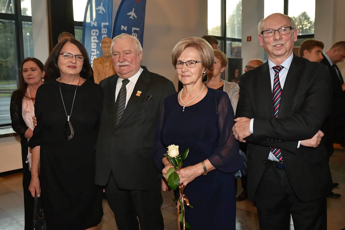 Lech Wałęsa (2L) z żoną Danutą (2P) oraz europoseł Janusz Lewandowski (P) 