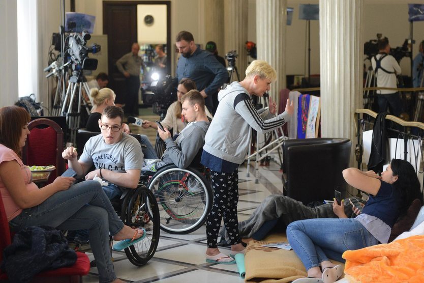 14. 04. || Od 14 kwietnia do 27 maja w Sejmie odbywał się protest osób niepełnosprawnych i ich opiekunów. Protestujący domagali się m.in. zwiększenia miesięcznego dodatku rehabilitacyjnego dla osób niepełnosprawnych, które ukończyły 18 rok życia. 