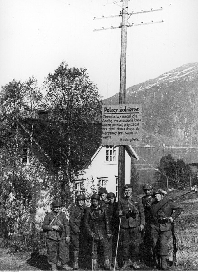 Żołnierze Samodzielnej Brygady Strzelców Podhalańskich w Norwegii - na słupie umieszczony przez Niemców napis z wezwaniem do dezercji