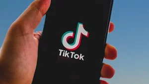 Miniatura: TikTok odblokowuje profil radykalnej...