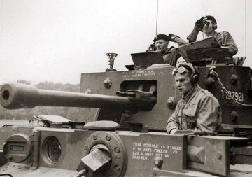 Gen. Maczek (po lewo) w&nbsp;trakcie bitwy pod&nbsp;Falaise