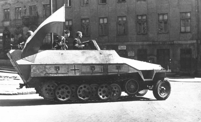 Zdobyty Sd.Kfz. 251 w przelocie na ulicy Tamka. Oficerem z pistoletem MP 40 jest pierwszy dowódca schwytanego pojazdu Adam Dewicz (ps. Szary Wilk). Po jego śmierci transporter został nazwany jego pseudonimem