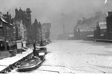 Gdańsk Zestawienie przygotowane w 1939 r. przez GUS nie obejmowało oczywiście Gdańska, który był wówczas wolnym miastem. W 1939 r. cały teren Wolnego Miasta Gdańska zamieszkiwało 388 tys. ludzi, w tym 250 tys. sam obszar miejski. To dawałoby Gdańskowi szóste miejsce pod względem wielkości w II RP. Obecnie Gdańsk liczy 464 tys. mieszkańców.