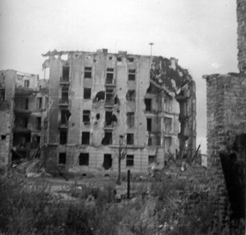 Ruiny domu Okrąg 2&nbsp;&ndash; zbieg ulic Okrąg i&nbsp;Wilanowskiej (autor: Juliusz Bogdan Deczkowski, wiosna 1945)
