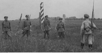 Żołnierze KOP-u na&nbsp;granicy polsko-sowieckiej, podczas spotkania z&nbsp;patrolem sowieckim, lata 30. XX wieku