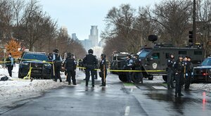 Miniatura: Agent służb imigracyjnych zastrzelił...