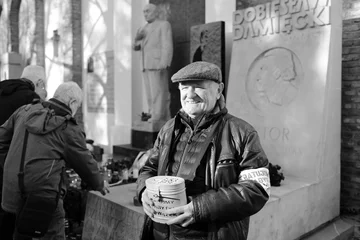 Aktor Maciej Damięcki podczas kwesty na Starych Powązkach w Warszawie 