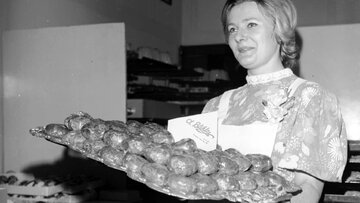 Kobieta z&nbsp;tacą pączk&oacute;w. Polska, lata 70. XX wieku