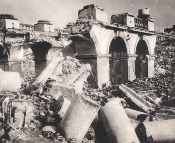 Pałac Saski po&nbsp;wysadzeniu przez Niemc&oacute;w. Widoczny fragment kolumnady z&nbsp;Grobem Nieznanego Żołnierza, 1944&nbsp;r.