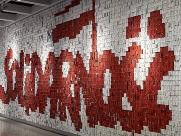 Logo "Solidarność" na&nbsp;wystawie stałej w&nbsp;Europejskim Centrum Solidarności w&nbsp;Gdańsku