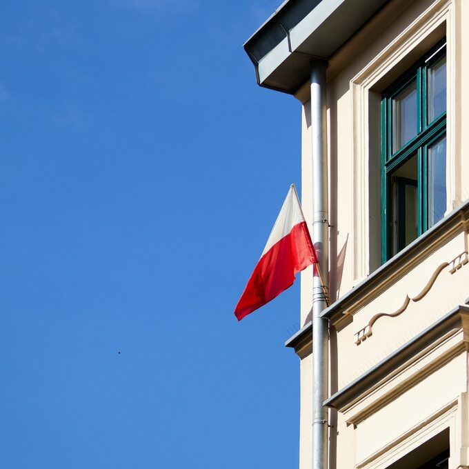 Flaga Polski na budynku