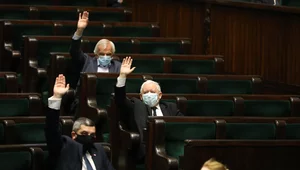 Miniatura: Spada poparcie dla PiS. Dwie partie zyskują