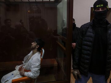 Muhammadsobi Faizow, jeden z&nbsp;podejrzanych o&nbsp;udział w&nbsp;zamachu na&nbsp;salę&nbsp;koncertową Crocus City Hall pod&nbsp;Moskwą. Mężczyzna został przywieziony do&nbsp;sądu na&nbsp;w&oacute;zku