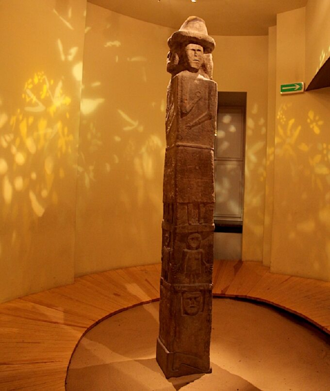 Cały posąg w Muzeum Archeologicznym w Krakowie