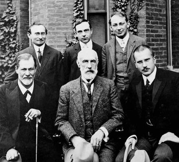 Pierwszy rząd: Zygmunt Freud, G. Stanley Hall, Carl Jung. Tylny rząd: Abraham Brill, Ernest Jones, S&aacute;ndor Ferenczi. Clark University, 1909 rok