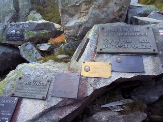 Plakietka Tadeusza Stecia (po lewej) na Cmentarzu Ofiar Gór w Karkonoszach