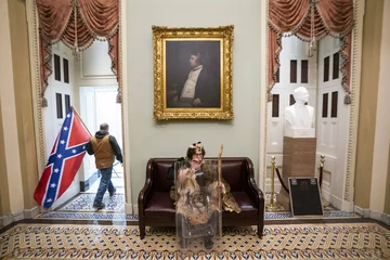 Zwolennicy Donalda Trumpa wdarli się na teren Kapitolu 