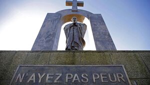 Bronią krzyża na pomniku Jana Pawła II we Francji. Powstała petycja