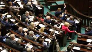 Miniatura: Sejm: Obniżka pensji polityków na komisji...