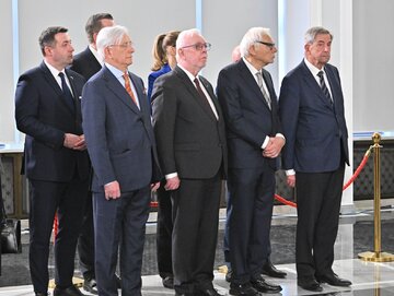 Byli prezesi Trybunału Konstytucyjnego: Bohdan Zdziennicki, Jerzy Stępień, Marek Safjan i&nbsp;Andrzej Zoll podczas "ślubowania" sędzi&oacute;w TK w&nbsp;Sejmie