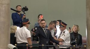 Miniatura: Kłeczek wyprowadzony z sali obrad. Jest...