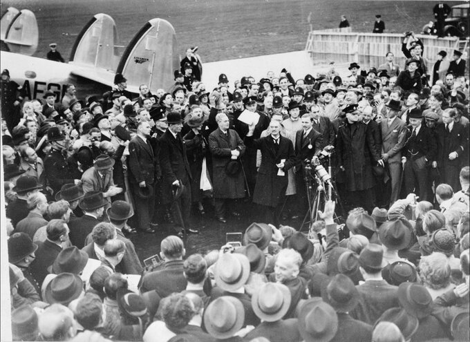 Neville Chamberlain na lotnisku Heston po powrocie z Monachium, 30 września 1938