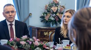 Miniatura: Nawrocki kocha pieski i zakłada buty Dudy