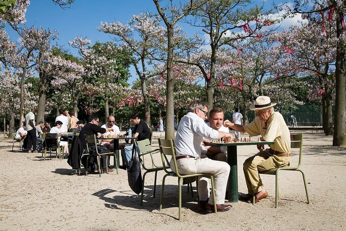 Publiczne stoły szachowe w Jardin du Luxembourg w Paryżu