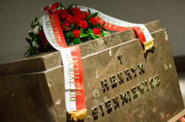Gr&oacute;b H. Sienkiewicza w&nbsp;krypcie Bazyliki Archikatedralnej w&nbsp;Warszawie