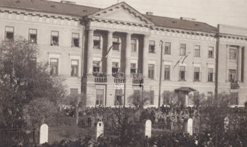 Ogłoszenie Aktu 5&nbsp;listopada z&nbsp;balkonu Pałacu Sandomierskiego w&nbsp;Radomiu
