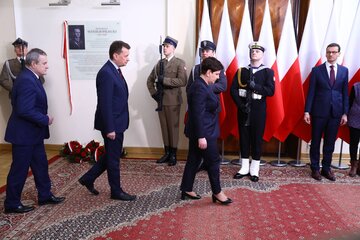 Piotr Gliński, Mariusz Błaszczak i Beata Szydło składają kwiaty pod tablicą upamiętniającą rotmistrza Pileckiego 